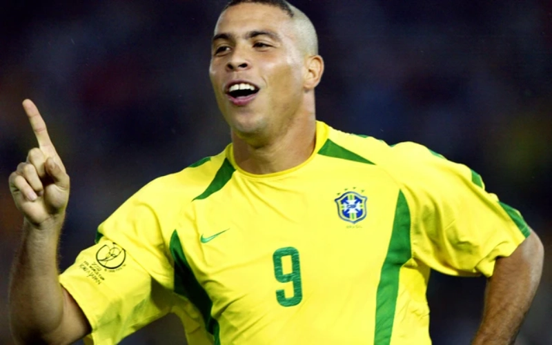 Ronaldo “béo” với mái tóc huyền thoại của mình 